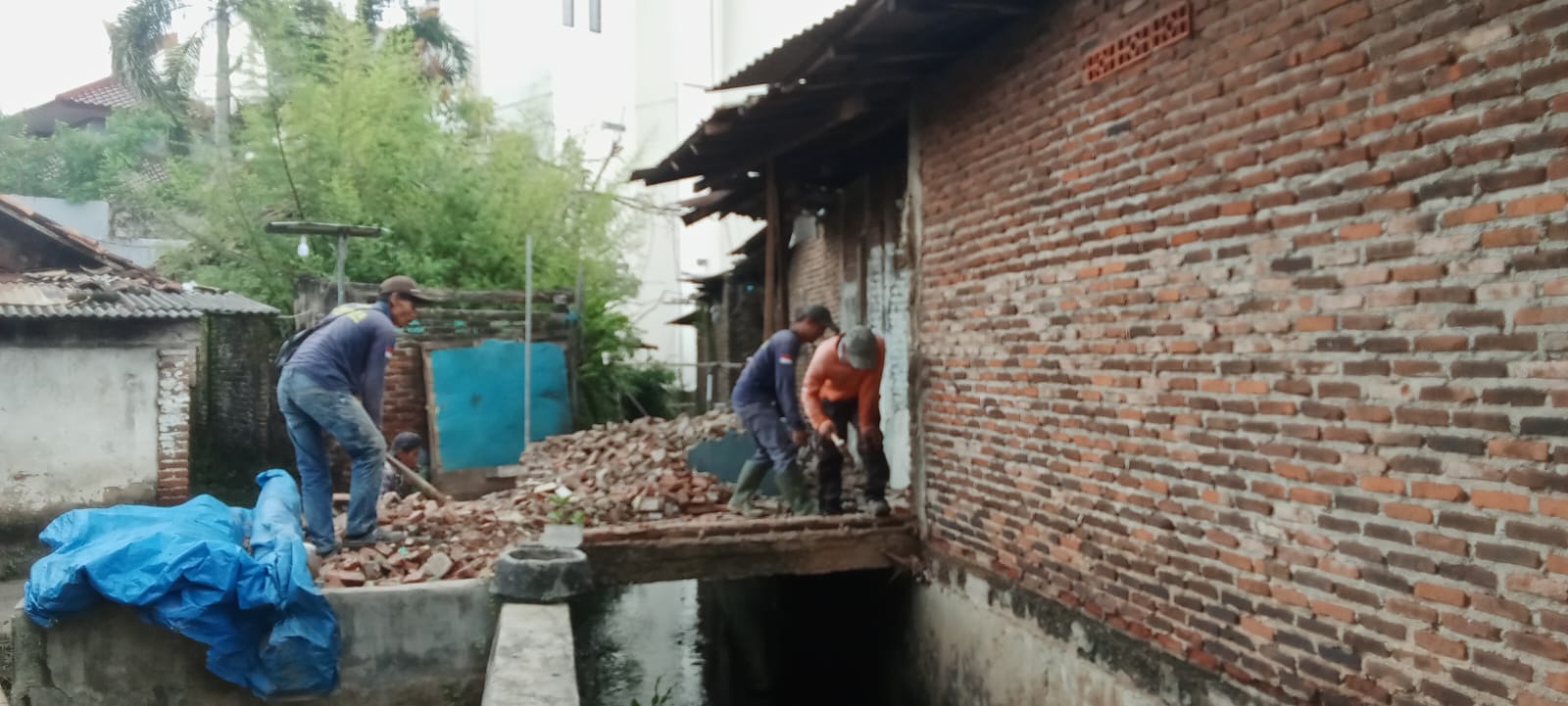 Dinas Pu Tertibkan Bangunan diatas Drainase